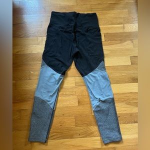 Athleta Color Block Gray and Black Leggings with Pockets Women’s Size S